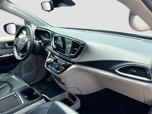 Used 2023 Chrysler Pacifica Touring-L FWD image 31