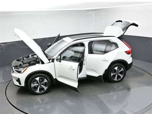 New 2026 Volvo XC40 B5 Core w/ Climate Package image 49