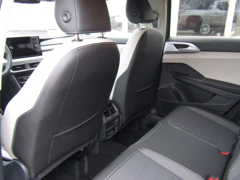 New 2026 Volkswagen Taos SE image 12