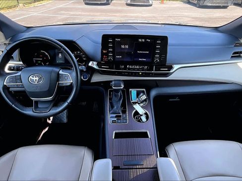 Used 2021 Toyota Sienna XLE image 16