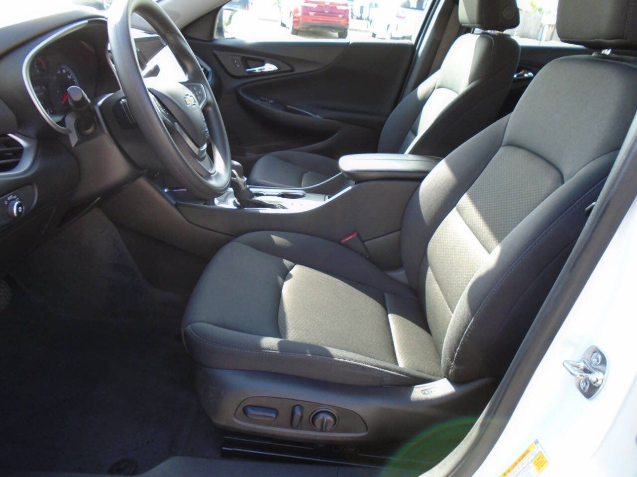Used 2025 Chevrolet Malibu LT FWD image 9