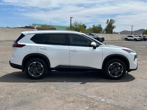Used 2024 Nissan Rogue SV w/ SV Premium Package image 4