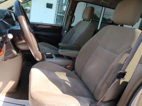 Used 2015 Chrysler Town & Country Touring w/ Driver Convenience Group image 5