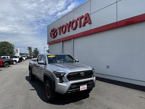 Used 2025 Toyota Tacoma TRD Off-Road AWD/4WD image 1