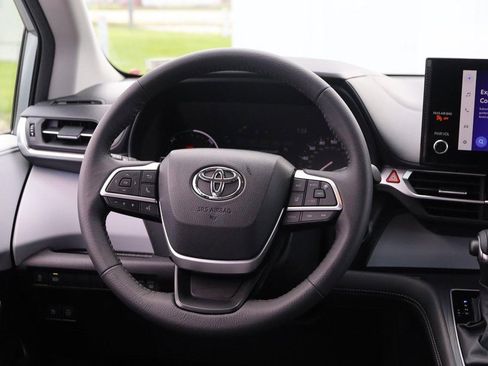 Used 2025 Toyota Sienna XLE FWD image 25