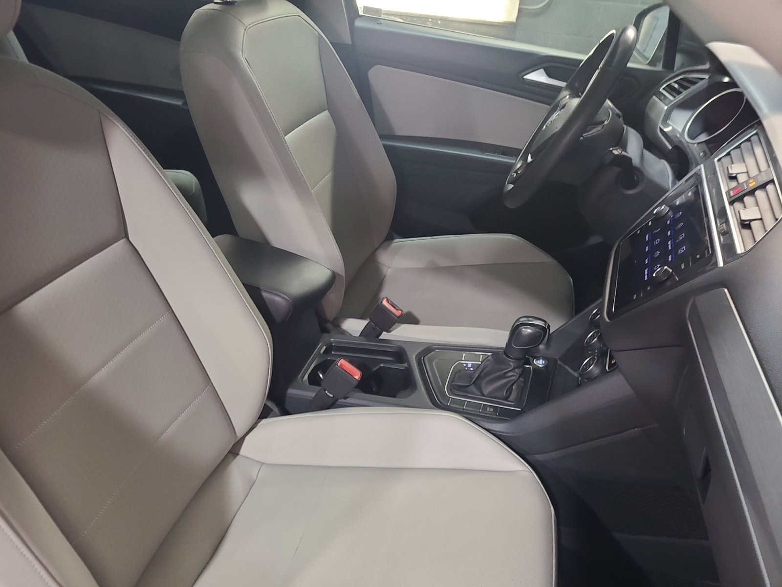 Used 2020 Volkswagen Tiguan SE FWD image 19