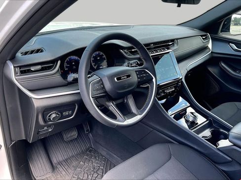 Used 2025 Jeep Grand Cherokee Laredo X RWD image 18