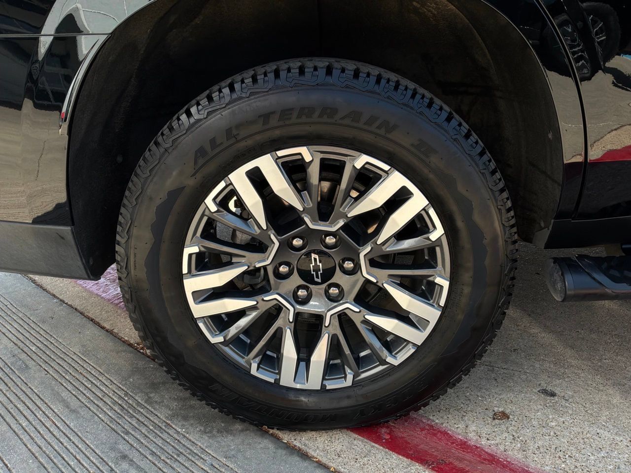 Used 2025 Chevrolet Tahoe Z71 AWD/4WD image 9