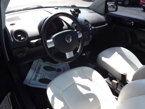 Used 2010 Volkswagen Beetle Convertible FWD image 12
