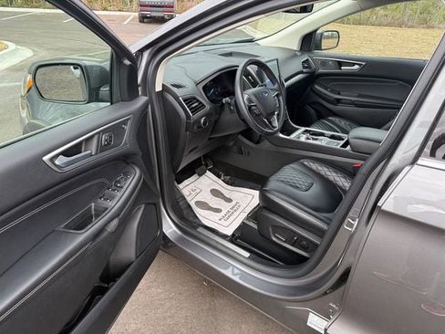 Used 2024 Ford Edge Titanium image 3