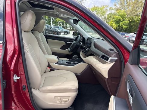 Used 2020 Toyota Highlander XLE FWD image 16