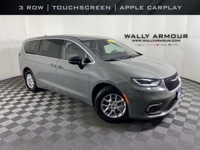 Used 2025 Chrysler Pacifica Select