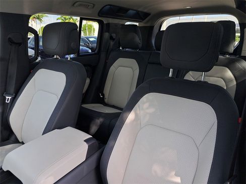 Used 2024 Land Rover Defender 110 X-Dynamic SE image 15