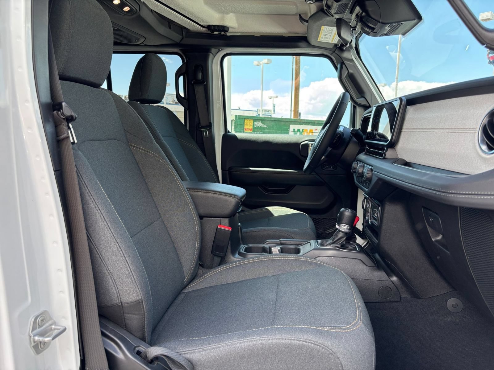 Used 2025 Jeep Wrangler Unlimited Sahara AWD/4WD image 35