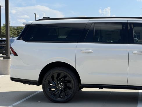 New 2025 Lincoln Navigator L Reserve w/ Jet Appearance Package image 11