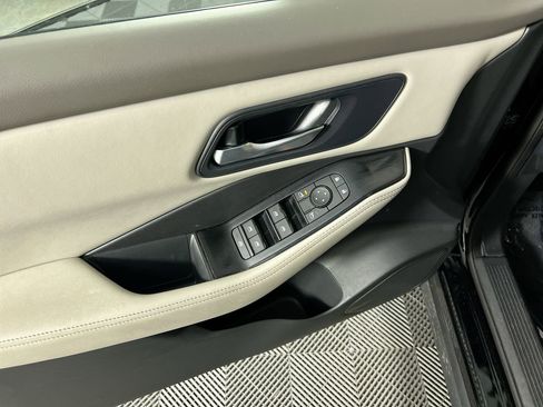 Used 2025 Nissan Rogue SV image 14