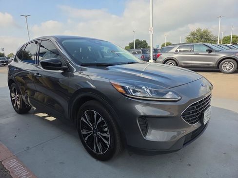 Used 2022 Ford Escape SE w/ SE Sport Appearance Package FWD image 3
