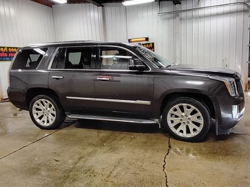 Used 2015 Cadillac Escalade Luxury image 2