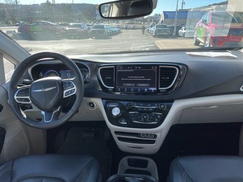 Used 2023 Chrysler Pacifica Touring-L FWD image 7