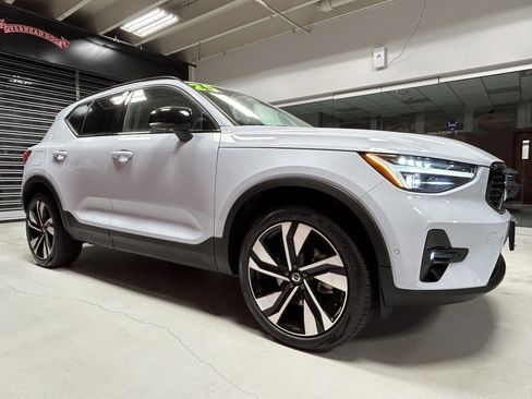 Used 2025 Volvo XC40 B5 Ultra w/ Climate Package image 18