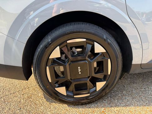 Used 2025 Kia Carnival EX image 6