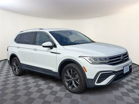 Used 2022 Volkswagen Tiguan SE image 1