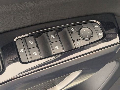 Used 2022 Nissan Pathfinder SL FWD image 11