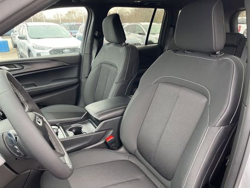 Used 2025 Jeep Grand Cherokee Laredo X image 14