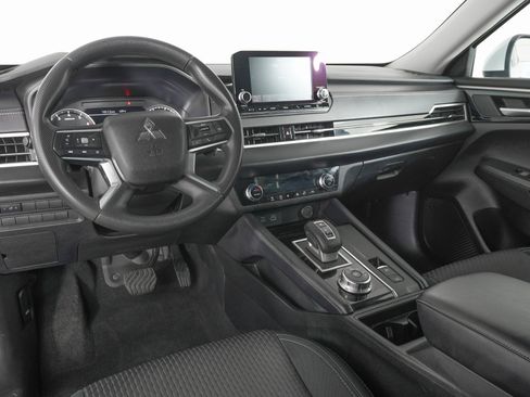 Used 2023 Mitsubishi Outlander ES image 15