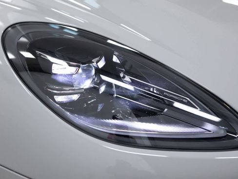 Certified 2025 Porsche Macan image 33