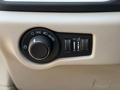 Used 2024 Chrysler Voyager LX FWD image 18