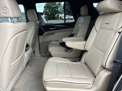 Used 2023 Cadillac Escalade Premium Luxury AWD/4WD image 20