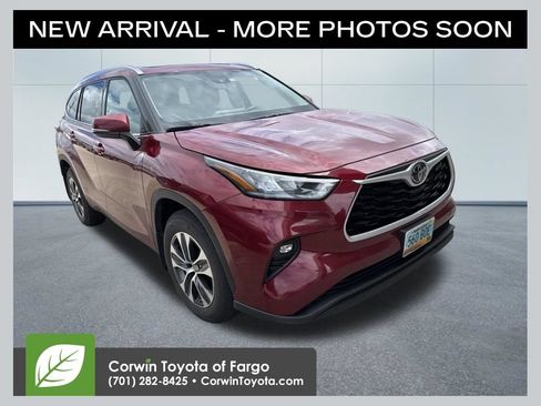 Used 2020 Toyota Highlander XLE AWD/4WD image 1