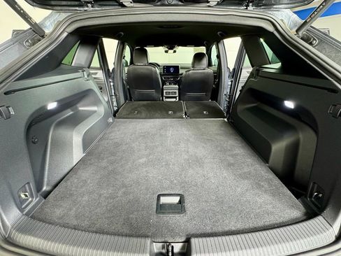 Used 2024 Volkswagen Atlas Cross Sport SE image 28