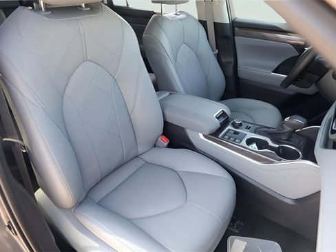 Used 2025 Toyota Highlander Platinum image 36