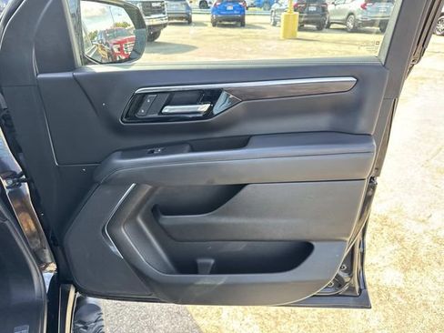 Used 2025 Chevrolet Suburban Z71 image 33