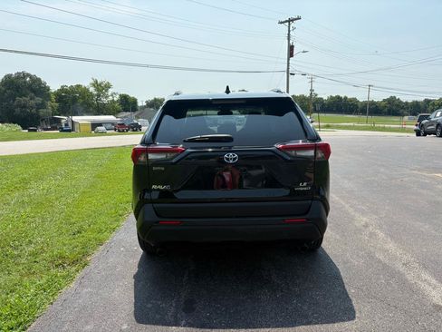 Used 2023 Toyota RAV4 LE AWD/4WD image 3