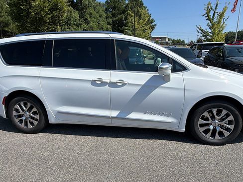 Used 2024 Chrysler Pacifica Pinnacle FWD image 7