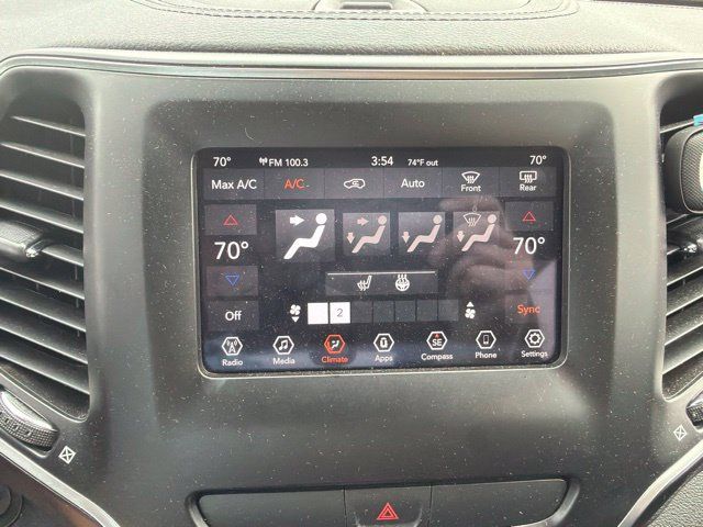 Used 2019 Jeep Cherokee Latitude Plus w/ Comfort/Convenience Group AWD/4WD image 16
