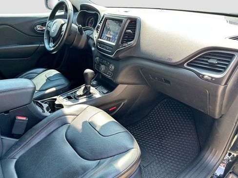 Used 2019 Jeep Cherokee Trailhawk AWD/4WD image 30