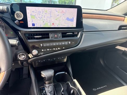 Used 2024 Lexus ES 350 w/ Technology Package FWD image 3