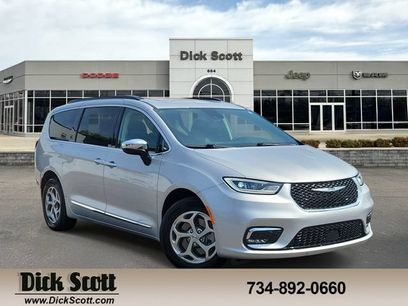 Used 2023 Chrysler Pacifica Limited w/ Trailer Tow Group