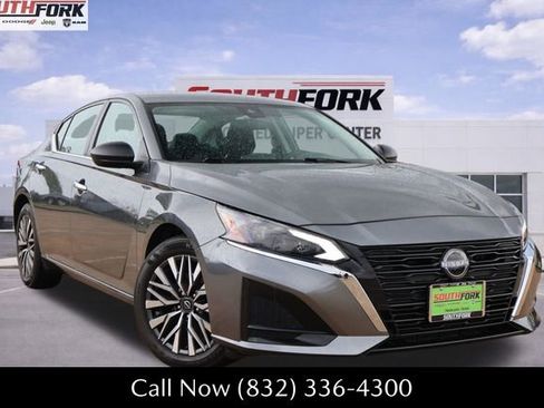 Used 2025 Nissan Altima 2.5 SV FWD image 1