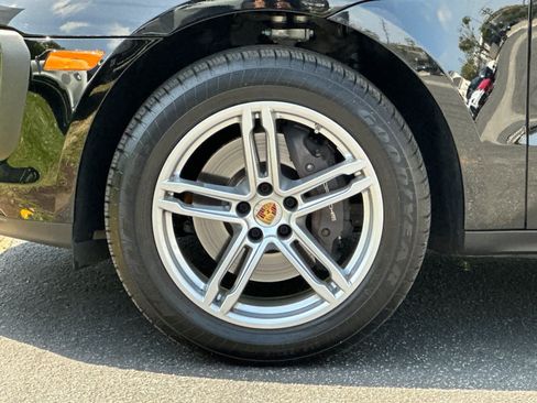 Certified 2025 Porsche Macan AWD/4WD image 30