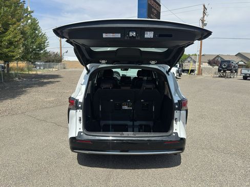 Used 2023 Toyota Sienna Platinum AWD/4WD image 12