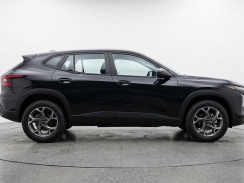 Used 2025 Chevrolet Trax LT FWD image 11