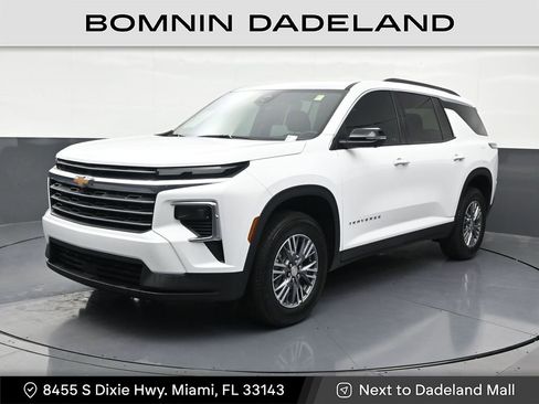 Used 2025 Chevrolet Traverse LT w/ Driver Confidence Package FWD image 1