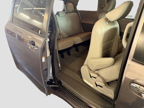 Used 2019 Toyota Sienna XLE Premium w/ Carpet Mat Package AWD/4WD image 34