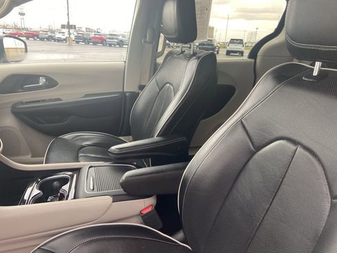 Used 2024 Chrysler Pacifica Limited image 10