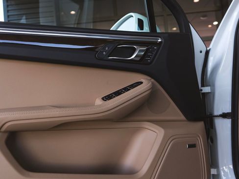 Certified 2026 Porsche Macan AWD/4WD image 28